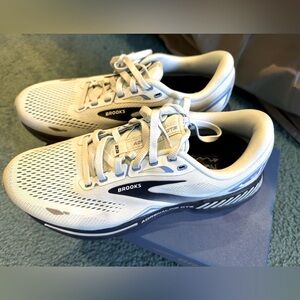 Brand new Brooks ADRENALINE GTS 23